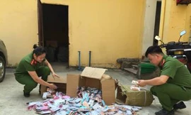 Thương nhân Trung Quốc giấu số lượng lớn dùi cui điện tại cửa khẩu Tân Thanh