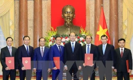 Chủ tịch nước Trần Đại Quang trao quyết định phong hàm Đại sứ