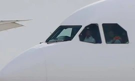 Quốc vương Brunei ngồi khoang lái chuyên cơ rời Đà Nẵng