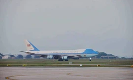 16h56 chiều 11/11, chuyên cơ chở Tổng thống Hợp chủng quốc Hoa Kỳ Donald Trump đã hạ cánh xuống sân bay quốc tế Nội Bài, Hà Nội. 