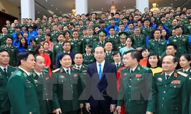 Chủ tịch nước Trần Đại Quang với cán bộ, chiến sỹ, sỹ quan chỉ huy của Bộ Tư lệnh Bộ đội Biên phòng. (Ảnh: Nhan Sáng/TTXVN)