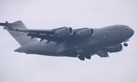 Một tiếng đồng hồ, 3 ‘ngựa thồ’ C-17 Mỹ hạ cánh xuống Đà Nẵng