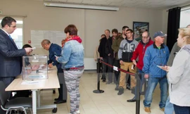 Cử tri Pháp đi bỏ phiếu tại điểm bầu cử ở Saint-Pierre ngày 17/6. (Nguồn: AFP/TTXVN)