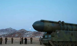 Nhà lãnh đạo CHDCND Triều Tiên thị sát tên lửa đạn đạo của nước này. Ảnh: Rodong Sinmun