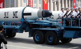 Tên lửa đạn đạo phóng từ tàu ngầm lần đầu xuất hiện trong một buổi lễ duyệt binh của Triều Tiên, hôm 15/4 tại Bình Nhưỡng. Ảnh: AFP