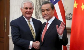 Ngoại trưởng Mỹ Rex Tillerson (trái) và người đồng cấp Trung Quốc Vương Nghị tại Bắc Kinh. Ảnh: VOA News