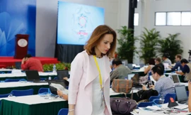 'Bóng hồng' bận rộn ở Trung tâm báo chí APEC