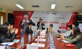 Tiến sĩ Lê Thẩm Dương giới thiệu cuốn sách “Hướng nghiệp cùng Enneagram” ngày 18/3/2017 tại Hà Nội.