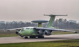 Máy bay chỉ huy và cảnh báo sớm trên không A-100 cất cánh