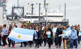 Thân nhân thủy thủ đoàn tàu ARA San Juan tuần hành hôm 3/12. Ảnh: Reuters