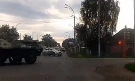 Lấn làn, vượt đèn đỏ, ô tô con đụng ngay xe bọc thép chở quân