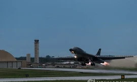 Máy bay ném bom Mỹ B-1B thị uy sức mạnh ở bán đảo Triều Tiên