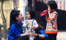 Minh Chuyên thăm và tặng quà trẻ mồ côi trong quá trình quay video Nối vòng tay lớn Ảnh: Hải Đăng