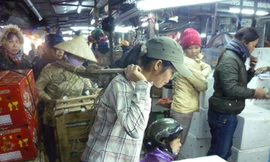 Mưu sinh tại chợ Long Biên