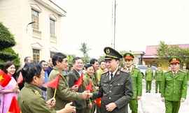 Thượng tướng Trần Quốc Tỏ thị sát ngày đầu làm việc theo mô hình tổ chức mới tại công an cơ sở