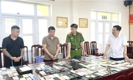 Nhóm hành nghề ‘hai ngón’ trộm hơn 300 điện thoại của du khách tại chùa Tam Chúc 