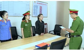 Khởi tố hai đối tượng sản xuất hơn 62.000 gói khô gà, khô bò, heo cháy tỏi giả mạo nhãn hiệu