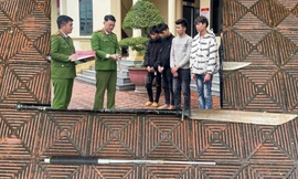 Công an triệu tập nhóm vác đao kiếm diễu phố, đánh người