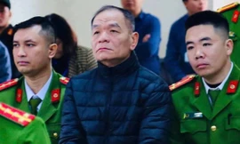 Bị cáo Lê Thanh Vân phản bác lời khai của doanh nghiệp về việc ‘dúi phong bì 50 triệu đồng vào túi quần' 