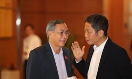 Các đại biểu trao đổi bên hành lang Quốc hội. Ảnh Như Ý