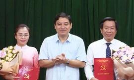 Bí thư Tỉnh ủy Nghệ An Nguyễn Đắc Vinh trao quyết định chuẩn y nhân sự