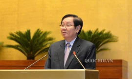 Bộ trưởng Lê Vĩnh Tân trả lời chất vấn tại Quốc hội. ảnh: quochoi.vn