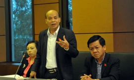 Đại biểu Đỗ Văn Đương phát biểu tại phiên thảo luận sáng 24/3. Ảnh Như Ý