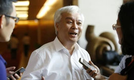 Chủ nhiệm Phan Thanh Bình trao đổi với PV bên lề kỳ họp. Ảnh Như Ý