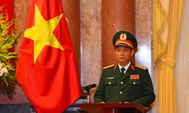 Tổng Bí thư, Chủ tịch nước trao Quyết định thăng quân hàm cho 2 tướng lĩnh quân đội. Ảnh QĐND