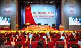 Đại biểu biểu quyết thông qua danh sách ban chấp hành