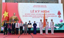 Chủ tịch Quốc hội Nguyễn Thị Kim Ngân đã trao tặng Huân chương Lao động hạng Nhì cho Báo Đại biểu Nhân dân. Ảnh QK