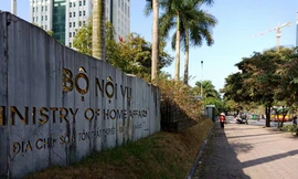 Bộ Nội vụ vẫn đang "nợ" câu trả lời vụ phát ngôn đúng quy trình. Ảnh LD