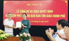 Bộ Nội vụ trao quyết định bổ nhiệm Phó Trưởng ban Ban Tôn giáo Chính phủ. Ảnh: NP