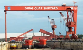 Trong 12 dự án đắp chiếu, có 6 nhà máy đang vận hành nhưng bị thua lỗ, gồm 4 nhà máy sản xuất phân bón và nhà máy đóng tàu Dung Quất, nhà máy thép Việt Trung. Ảnh: Lao Động