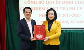 Phó Bí thư Thường trực Thành ủy Hà Nội Ngô Thị Thanh Hằng trao quyết định chuẩn y Chủ nhiệm Ủy ban Kiểm tra Thành ủy cho ông Hoàng Trọng Quyết. Ảnh: Bá Hoạt
