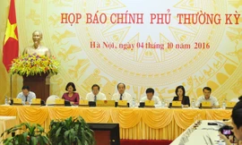 Các thành viên Chính phủ tại buổi họp báo