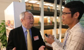 Ông Vũ Mão trao đổi bên lề kỳ họp sáng 15/11. Ảnh Như Ý