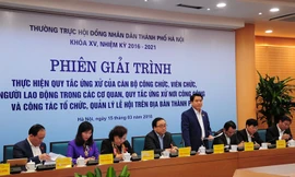 Chủ tịch Hà Nội Nguyễn Đức Chung phát biểu tại phiên giải trình. Ảnh VT