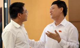 Trưởng Ban công tác đại biểu Trần Văn Túy chia sẻ với ĐBQH bên lề kỳ họp