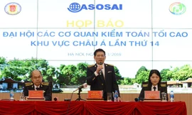 Tổng Kiểm toán Nhà nước Hồ Đức Phớc trao đổi với PV