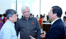 Các đại biểu Quốc hội trao đổi bên lề kỳ họp. Ảnh Như Ý