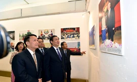 Phó Thủ tướng Vương Đình Huệ và Phó Chủ tịch Quốc hội Đỗ Bá Tỵ thăm triển lãm (Ảnh: Luân Dũng)