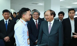 Thủ tướng trò chuyện với nhân viên Công ty FPT Software. Ảnh: CP