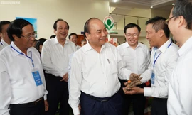 Thủ tướng trò chuyện với các đại biểu dự hội nghị. Ảnh QH