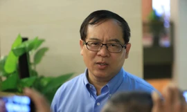 Đại biểu Quốc hội Nguyễn Quốc Hưng trao đổi bên lề kỳ họp sáng 13/6. Ảnh Như Ý