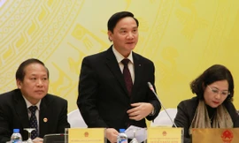 Ông Nguyễn Khắc Định (giữa) trả lời phóng viên tại buổi họp báo.