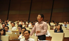 ĐBQH Nguyễn Văn Thắng tranh luận. Ảnh Như Ý
