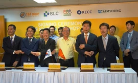 Lãnh đạo Tập đoàn T&T trao biên bản hợp tác cho lãnh đạo Tập đoàn SLC