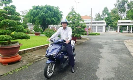 Ông Nguyễn Văn Dương - Chủ tịch UBND tỉnh Đồng Tháp tự đi xe máy đến nhiệm sở. Ảnh: Dân Trí