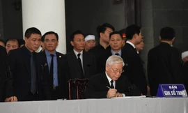 Tổng bí thư Nguyễn Phú Trọng ghi sổ tang
